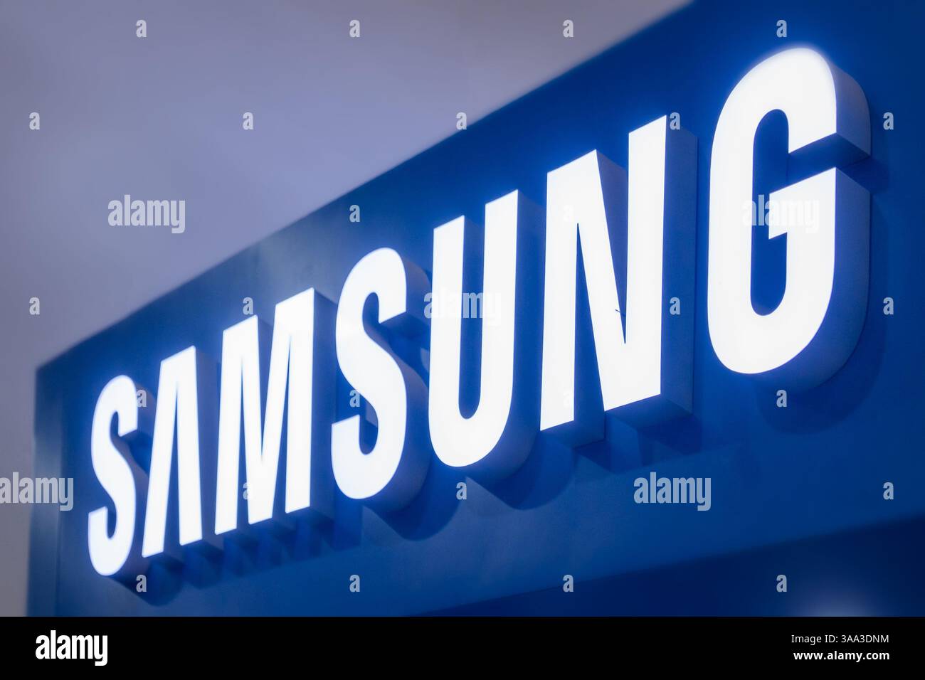 Thailandia, Takua Pa 10 02 2025: Primo piano del logo Samsung su sfondo blu. Ingresso ai saloni Samsung. Foto Stock