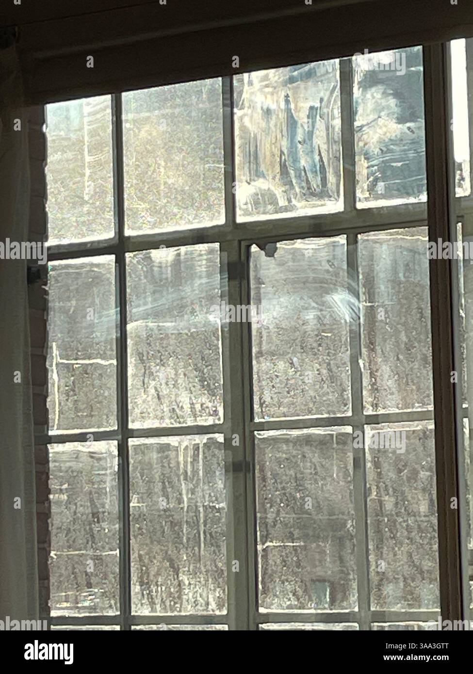 Molte finestre nel quartiere di Murray Hill sono sporche a causa dello scarico e della sporcizia urbana nella zona, 2025, New York City, USA - Immagine stock catturata con smartphone