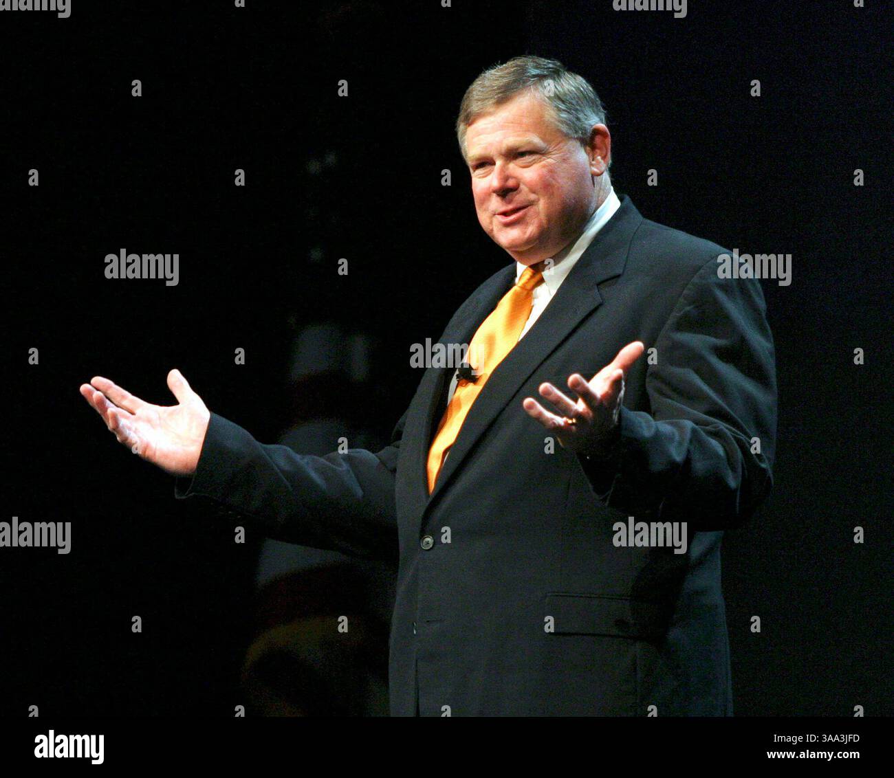 8 marzo 2006; Las Vegas, Nevada, Stati Uniti; DAVID E. HAYES, Presidente e CEO dell'ICBA di Dyersburg, TN. Apre la sessione generale della Independent Community Bankers of America National Convention a Las Vegas, Nevada. Credito obbligatorio: Foto di Barry Sweet/ZUMA Press. (©) Copyright 2006 di Barry Sweet Foto Stock