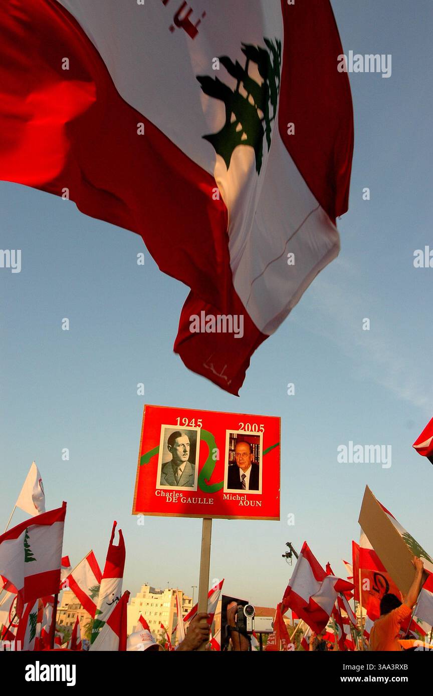 14 febbraio 2006; Beirut, LIBANO; (file foto: 7 maggio 2005) i sostenitori dell'ex generale libanese Michelle Aoun, che ha guidato le forze cristiane libanesi in una battaglia totale contro le forze siriane in Libano nei primi anni novanta, paragonano i suoi sforzi per liberare il Libano dall'occupazione a quelli di Charles de GaulleÕs per liberare la Francia dall'occupazione tedesca. Credito obbligatorio: Foto di Stewart Innes/ZUMA Press. (©) Copyright 2006 di Stewart Innes Foto Stock