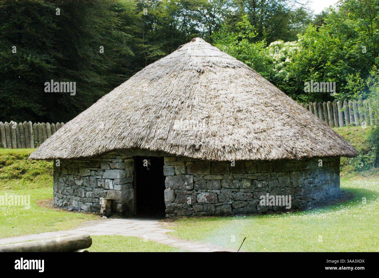 15 luglio 2005; Quin, Contea di Clare, IRLANDA; i restauri e la ricostruzione in corso presso il progetto Craggaunowen sono un tentativo di ricreare alcune caratteristiche della vita quotidiana durante i periodi preistorici e paleocristiani del passato irlandese. Qui, una ricostruzione di una casa tradizionale e di un forte difensivo ad anello come sarebbero esistiti in epoca preistorica. Credito obbligatorio: Foto di Tom Kumpf/Zuma Press. (©) Copyright 2005 di Tom Kumpf Foto Stock