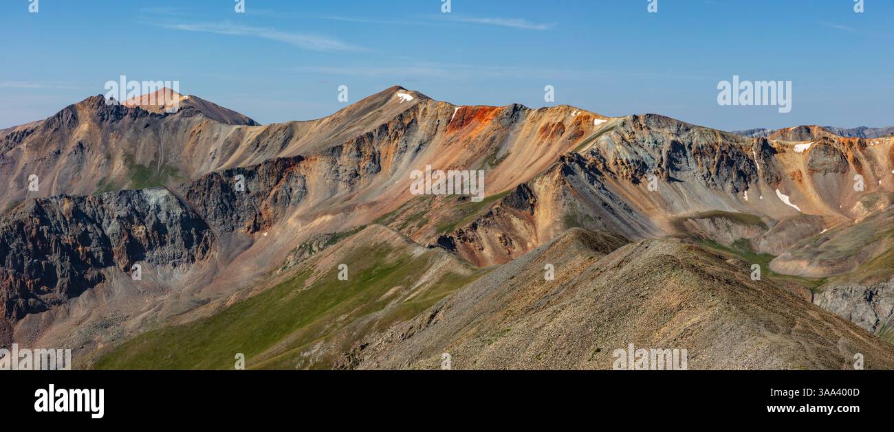 Gli incredibili colori del Cooper Creek Peak (13.694') nella San Juan Range, Colorado. Redcloud Peak (14,037') è visibile sul lato posteriore sinistro. Foto Stock