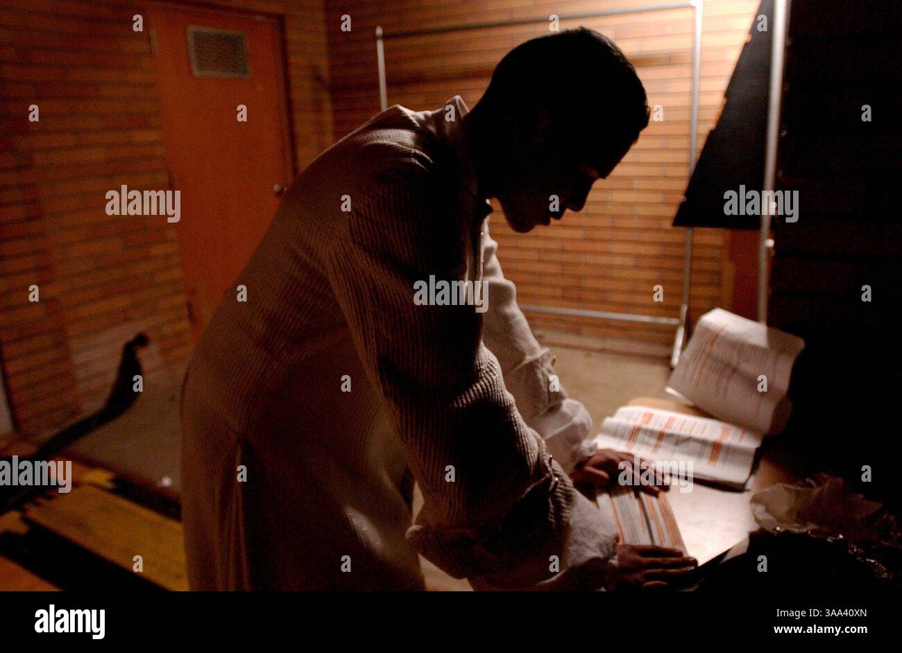 -- venerdì 14 dicembre 2001, Sacramento, California-- Juan Arellano, trovò un barlume di luce vicino al palco mentre continuava a memorizzare le linee durante l'apertura di ''She Stoops to Conquer'' alla Luther Burbank High School. Arellano, che interpretava Marlow, stava attraversando un periodo difficile con le sue battute a volte dando ai membri del cast delle stelle vuote e silenzio. Juan uno studente d'onore e uno studente ROTC del quarto anno ha iniziato a rompersi quando si è reso conto che è stato sprecato a magri tra entrambi gli impegni. Durante le settimane precedenti, perdere una prova per un evento ROTC aveva finalmente preso il suo tributo e Juan poteva vederlo Foto Stock