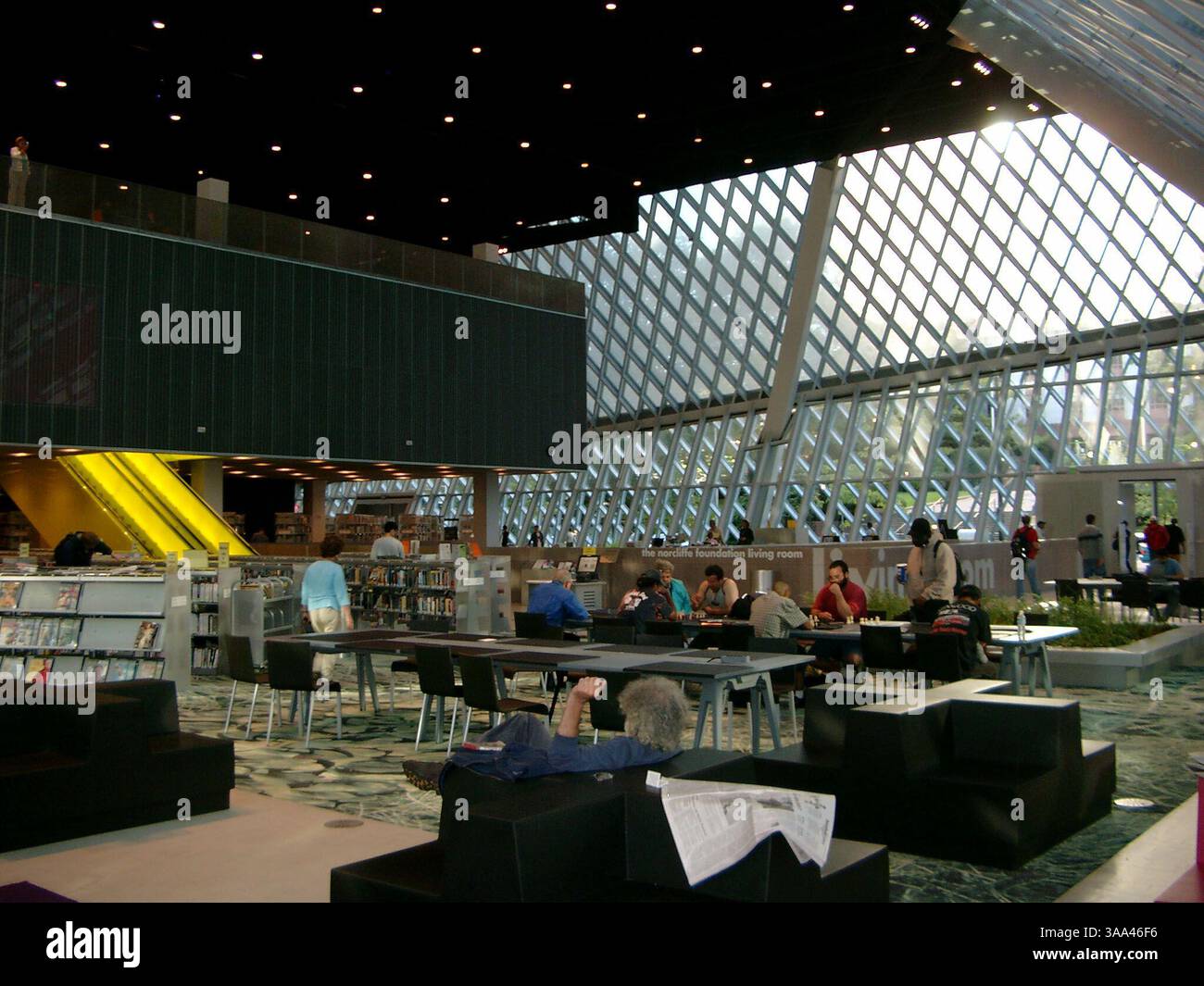 9 settembre 2005 - Seattle, Washington, Stati Uniti - la biblioteca pubblica di Seattle Central Branch, gli architetti Rem Koolhaas (dai Paesi Bassi) e Joshua Ramus (originario dell'area di Seattle) dell'Office of Metropolitan Architecture sono stati i principali progettisti dell'edificio. OMA ha collaborato con lo studio di Seattle LMN Architects per il progetto. (Credito obbligatorio: Foto di © Anne Elizabeth Maurer/ZUMA Wire) Foto Stock