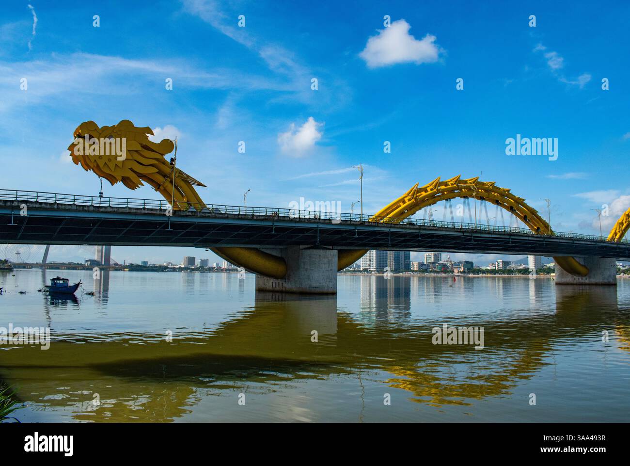 Da Nang, Vietnam: Il Ponte del Drago (Cau Rong), ponte sul fiume Han progettato e costruito a forma di drago giallo che sprigiona fuoco e acqua Foto Stock