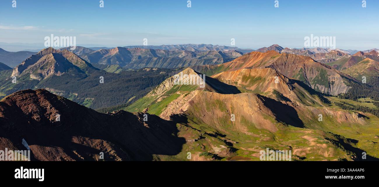 Panorama montano della catena degli alci appena fuori Crested Butte, Colorado. Foto Stock