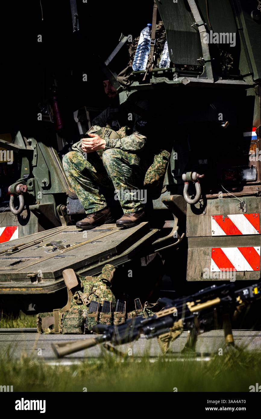 OIRSCHOT - il personale militare prepara veicoli per l'esercitazione militare Bastion Lion. Durante l'esercitazione, il Regio Esercito si sta preparando per un conflitto su larga scala, che coinvolge un tedesco e due battaglioni da combattimento olandesi. ANP ROB ENGELAAR netherlands Out - belgio Out Foto Stock