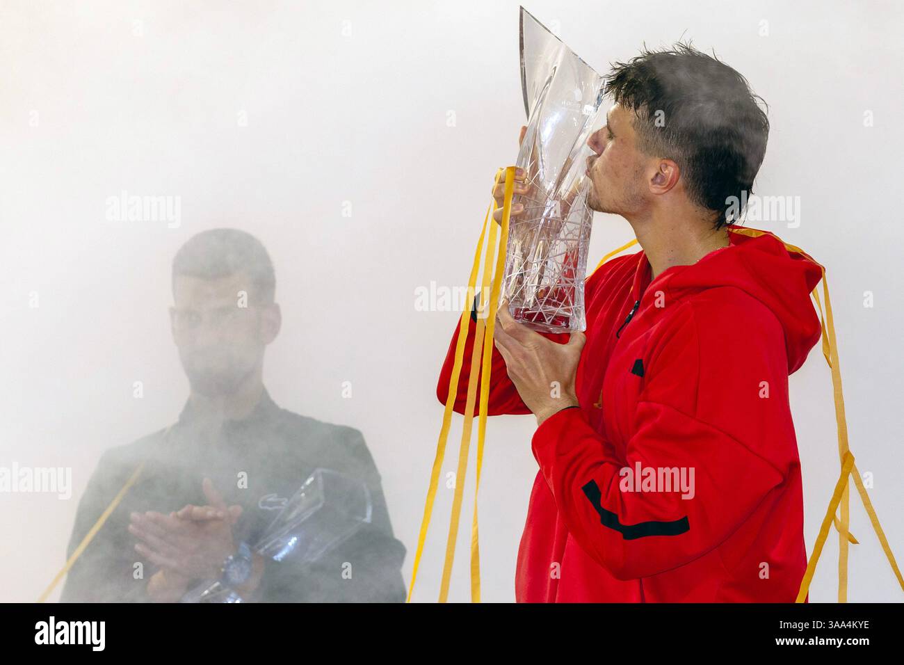 Miami Gardens, Stati Uniti. 30 marzo 2025. Jakub Mensik della Cechia bacia il Butch Buchholz Trophy dopo aver sconfitto Novak Djokovic dalla Serbia nella partita del Campionato maschile sul campo dello stadio al Miami Open nell'Hard Rock Stadium di Miami Gardens, Florida, domenica 30 marzo 2025. Mensik ha battuto in finale Djokovic 7-6 (4), 7-6(4). Foto di Gary i Rothstein/UPI credito: UPI/Alamy Live News Foto Stock