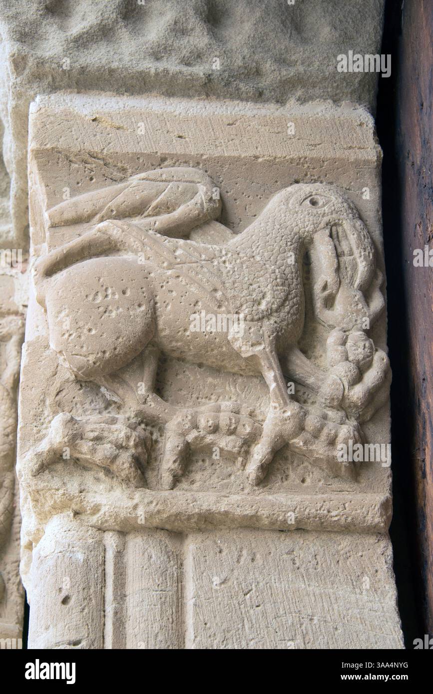 Santa Coloma de Queralt. Chiesa di Santa Maria de Bell-lloc (passaggio dal romanico al gotico, XIII secolo). Dettagli portale (animale mitologico de Foto Stock