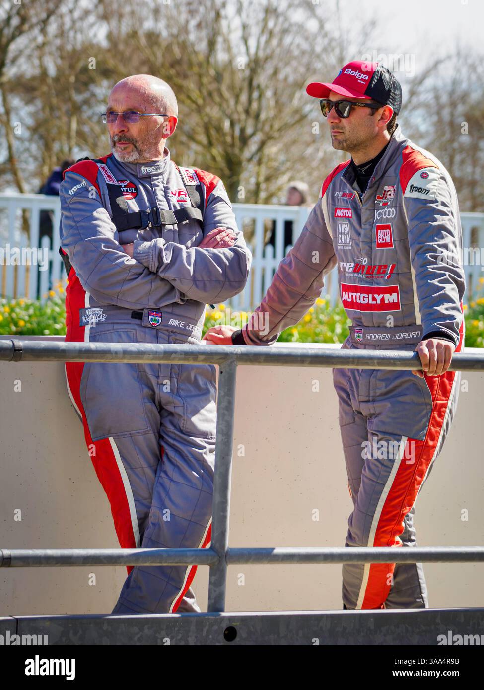 Piloti di auto da corsa Mike e Andrew Jordan, 82 Member Meeting testing, Goodwood Motor Circuit, West Sussex UK Foto Stock