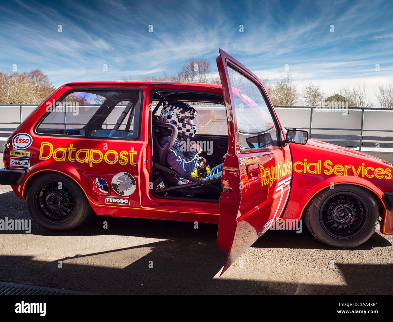 Una mini metro rossa Datapost Racing, 82 Member Meeting testing, Goodwood Motor Circuit, West Sussex Regno Unito Foto Stock