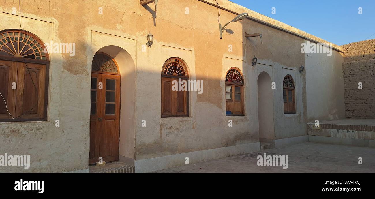 Opzione 1 (descrittiva): Kalat Ahram Castle, un esempio ben conservato di architettura tradizionale del XIX secolo a Bushehr, nel sud dell'Iran. Questo è suo Foto Stock Opzione 1 (descrittiva): Kalat Ahram Castle, un esempio ben conservato di architettura tradizionale del XIX secolo a Bushehr, nel sud dell'Iran. Questo è suo Foto Stock