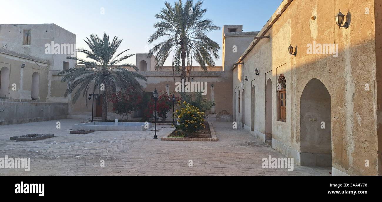 Opzione 1 (descrittiva): Kalat Ahram Castle, un esempio ben conservato di architettura tradizionale del XIX secolo a Bushehr, nel sud dell'Iran. Questo è suo Foto Stock Opzione 1 (descrittiva): Kalat Ahram Castle, un esempio ben conservato di architettura tradizionale del XIX secolo a Bushehr, nel sud dell'Iran. Questo è suo Foto Stock