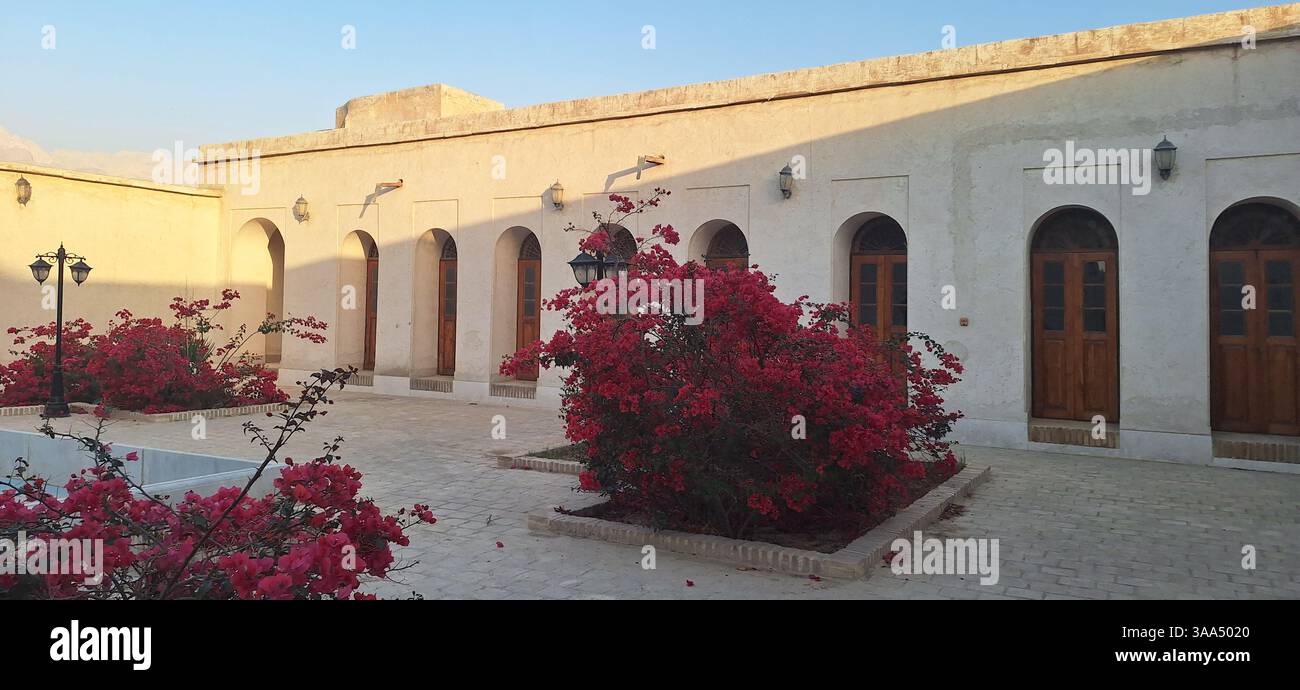 Opzione 1 (descrittiva): Kalat Ahram Castle, un esempio ben conservato di architettura tradizionale del XIX secolo a Bushehr, nel sud dell'Iran. Questo è suo Foto Stock Opzione 1 (descrittiva): Kalat Ahram Castle, un esempio ben conservato di architettura tradizionale del XIX secolo a Bushehr, nel sud dell'Iran. Questo è suo Foto Stock