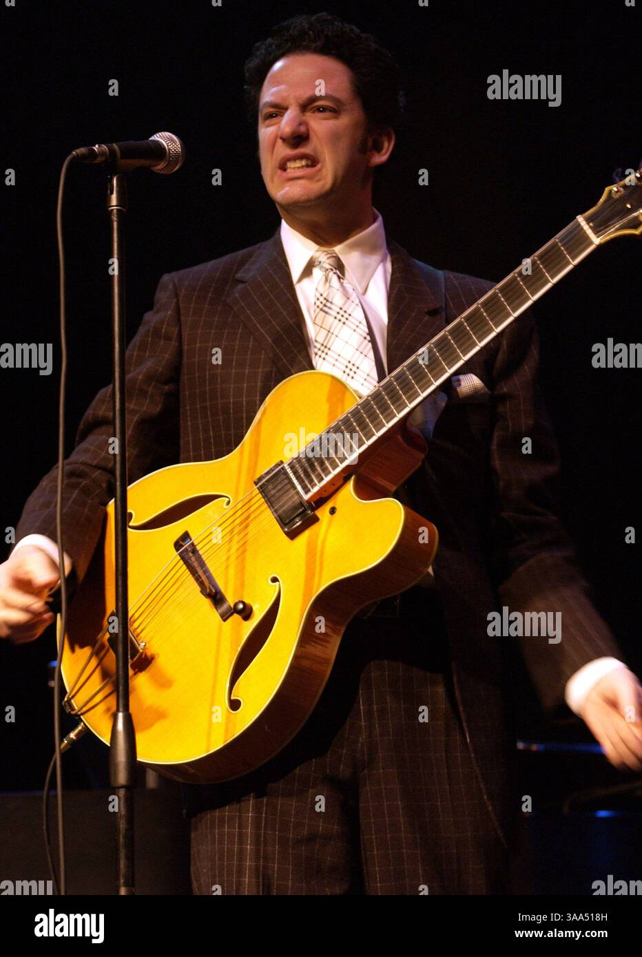 Feb 23, 2006; Wilmington, NC, Stati Uniti d'America; il musicista jazz JOHN PIZZARELLI suona dal vivo come il suo tour 2006 fa tappa a Thalian Hall situato in Wilmington, NC. Credito: Foto di Jason Moore/ZUMA premere. (©) Copyright 2006 da Jason Moore Foto Stock