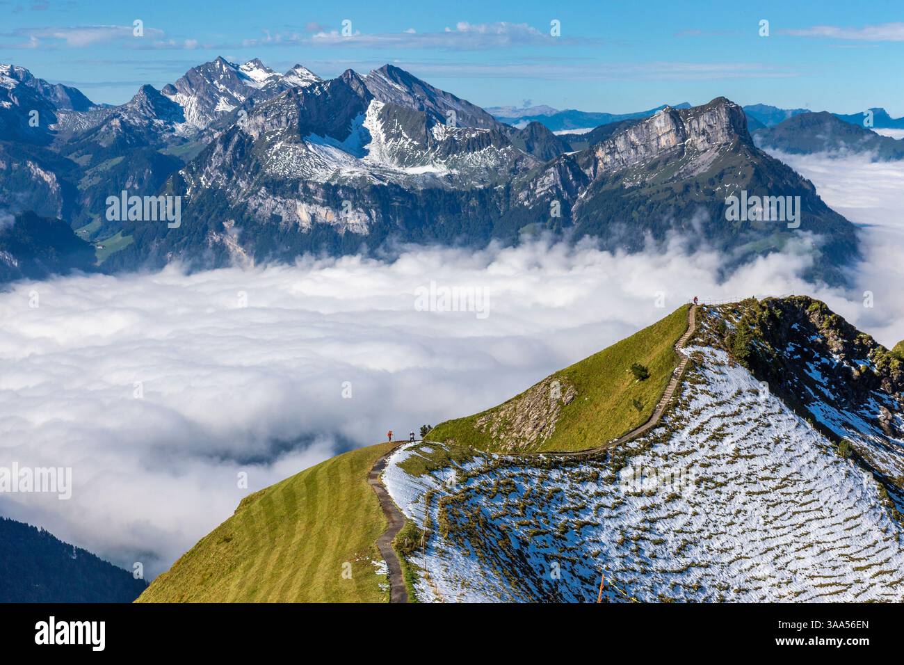 Splendida vista sulle montagne dalla cima del crinale di Stoos, nuvole e camminate in Svizzera. Foto Stock