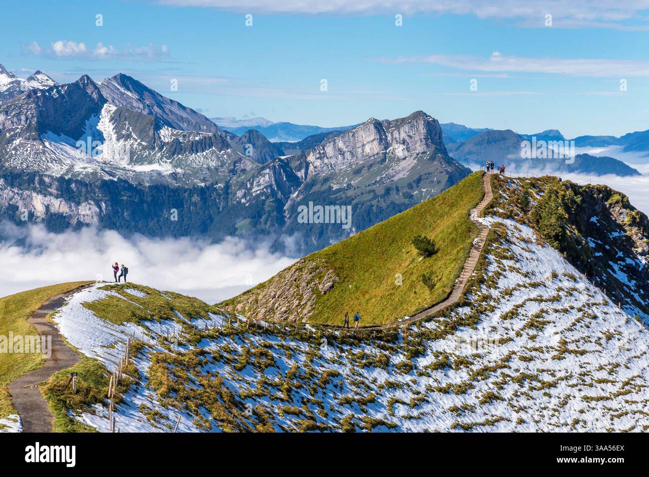 Splendida vista sulle montagne dalla cima del crinale di Stoos, nuvole e camminate in Svizzera. Foto Stock