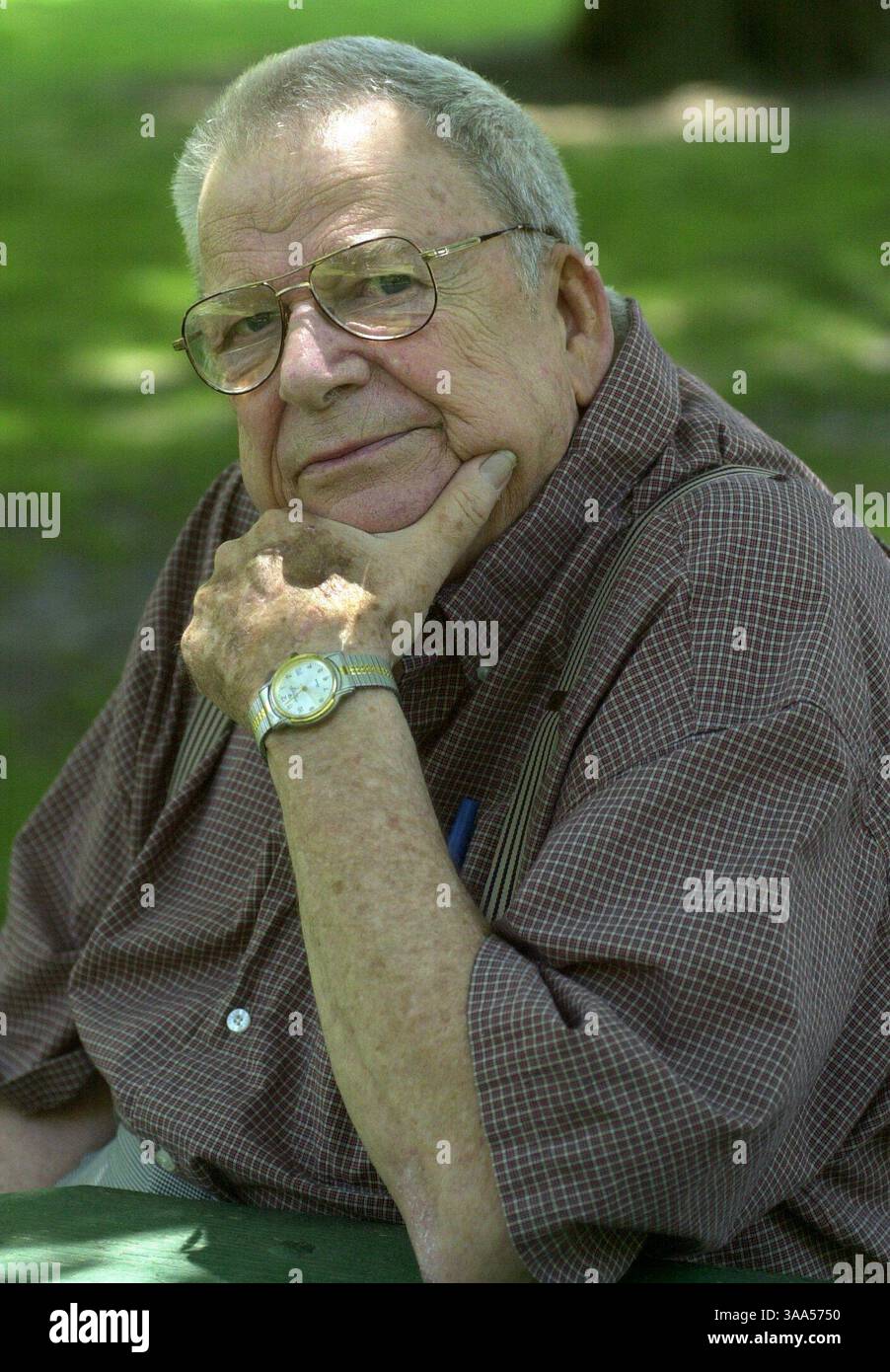 Harry Warren è stato un'emittente radiofonica della KFBK dal 1951 al 1983. Ora 81, sta organizzando un gruppo di ex radio e televisioni della Sacramento Valley in un club ''Broadcast Legends''. La prima riunione è prevista per il 22 giugno 2001. Sacramento Bee/Jay Mather The Sacramento Bee/ZUMA Press Foto Stock