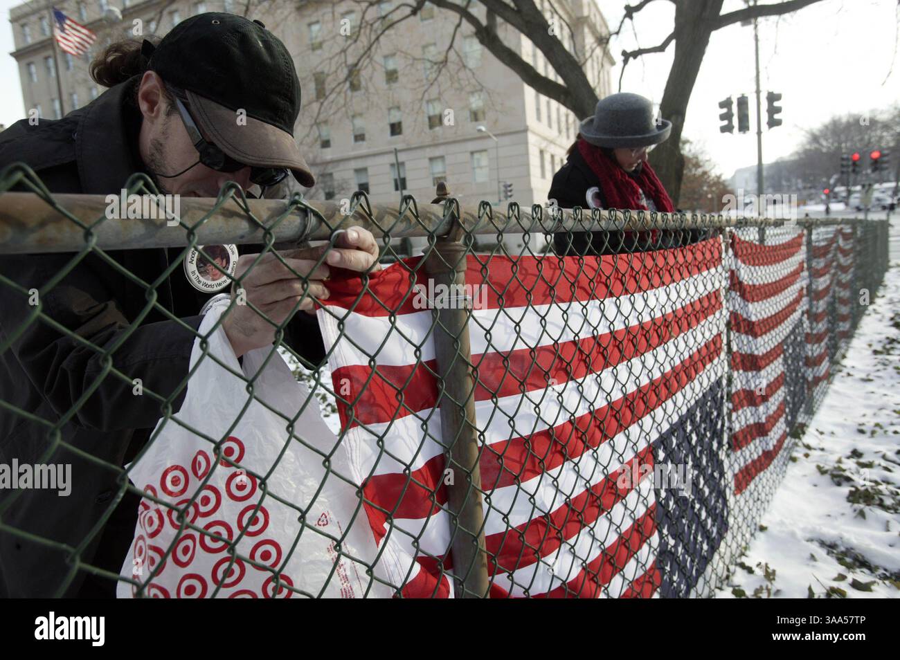 20 gennaio 2005; Washington, DC, USA; i manifestanti indipendenti SCOTT KEMPER e REGAN, entrambi di Los Angeles, appendono le bandiere capovolte intorno all'incrocio tra NW Indiana e NW 1st Street prima dell'inaugurazione. Foto Stock
