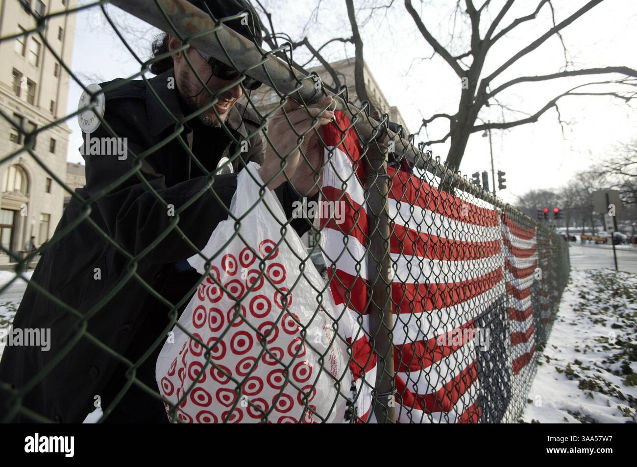 20 gennaio 2005; Washington, DC, USA; i manifestanti indipendenti SCOTT KEMPER e REGAN, entrambi di Los Angeles, appendono le bandiere capovolte intorno all'incrocio tra NW Indiana e NW 1st Street prima dell'inaugurazione. Foto Stock