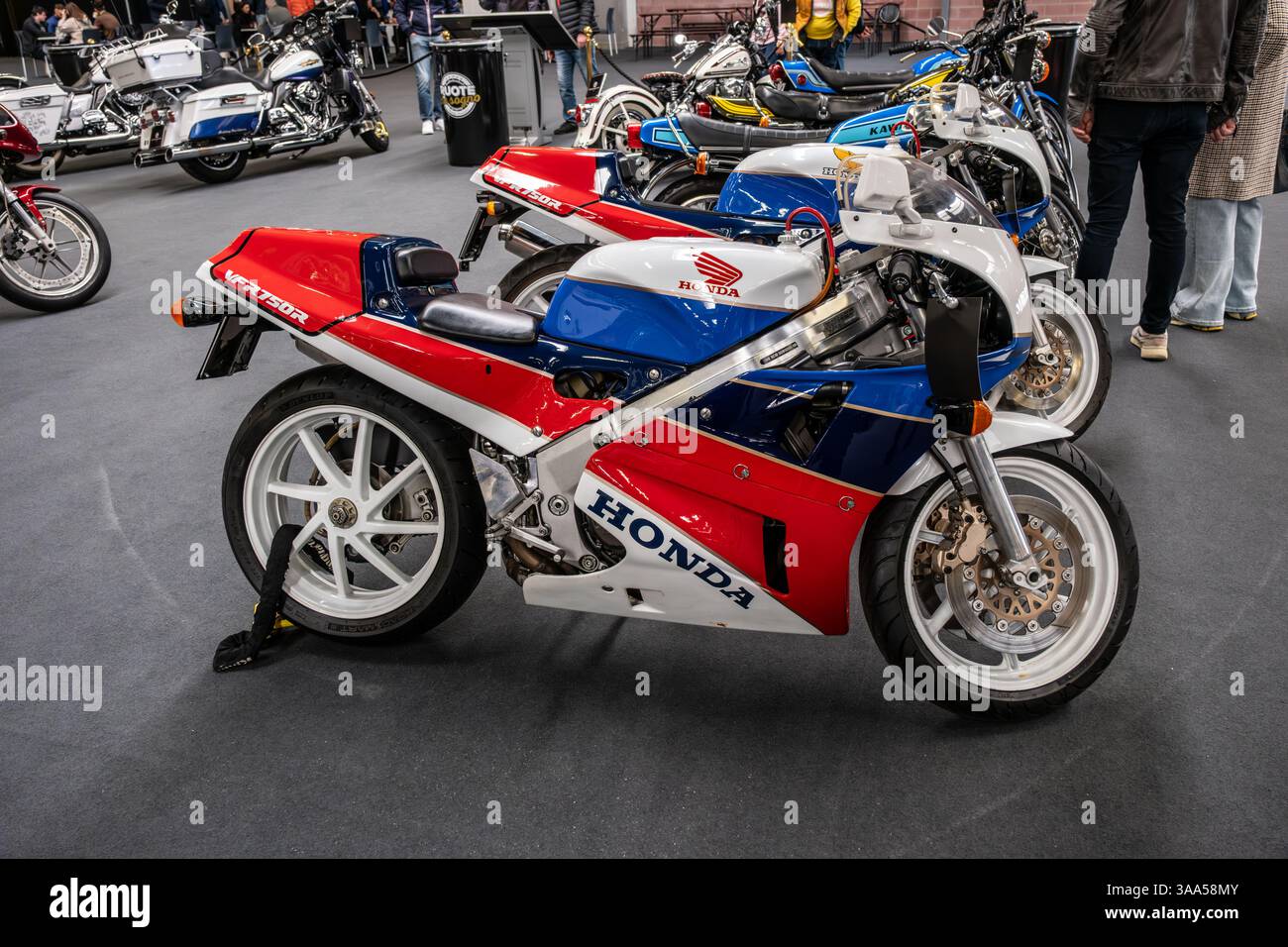 Modea, Italia : 2025 03 30 Motor Fest Expo Motorbike Una classica moto Honda VFR750R RC30, con la sua caratteristica livrea rossa, bianca e blu, viene presentata all'interno di un evento motociclistico in Italia. Foto di alta qualità Foto Stock