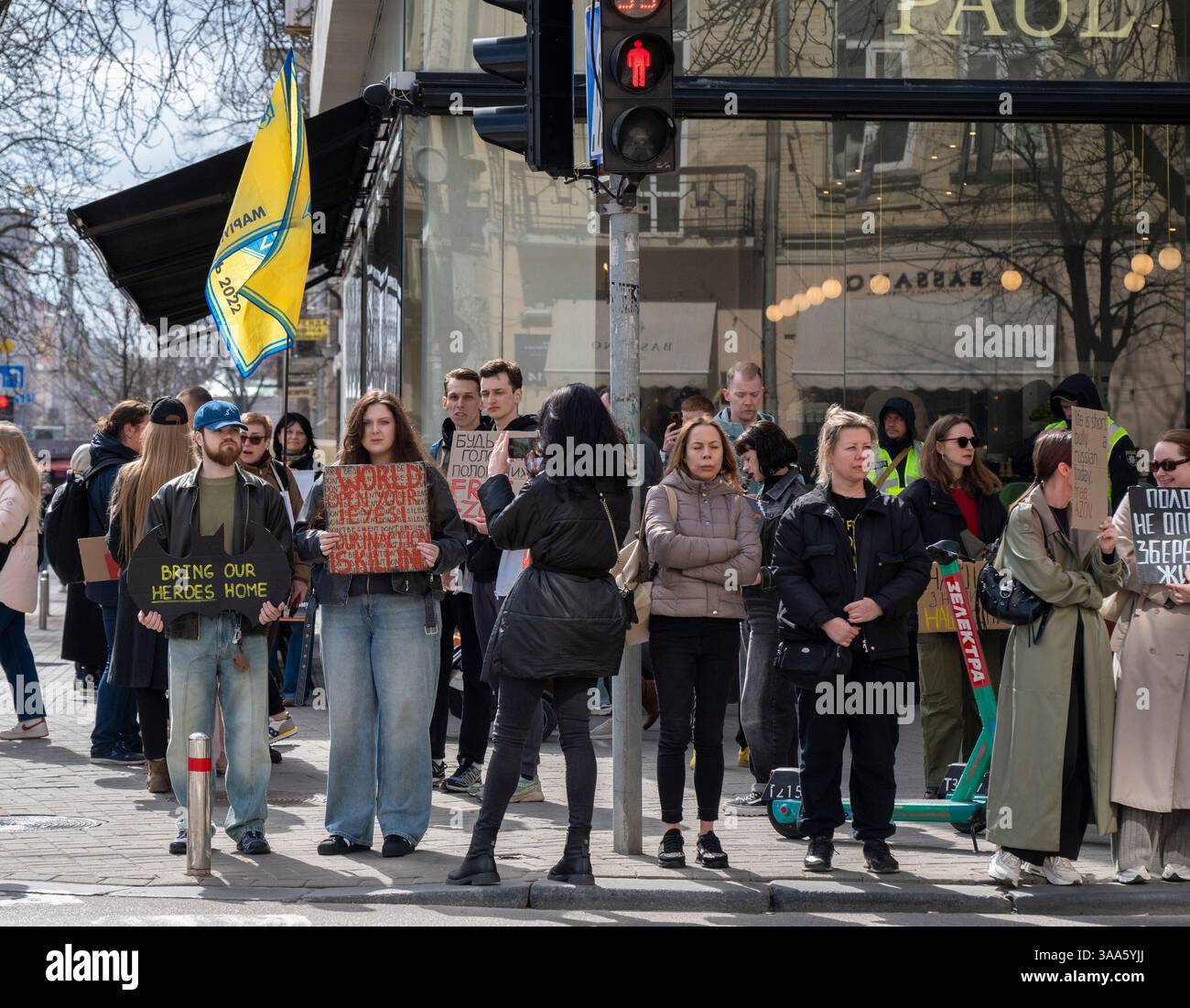 Kiev, Ucraina - 30 marzo 2025: Un grande gruppo di cittadini si mostra risoluto, tenendo segnali a sostegno dei combattenti Azov, esprimendo solidarietà in mezzo al conflitto in corso causato dall'invasione russa. Crediti: Artem Hvozdkov / Alamy Live News Foto Stock Kiev, Ucraina - 30 marzo 2025: Un grande gruppo di cittadini si mostra risoluto, tenendo segnali a sostegno dei combattenti Azov, esprimendo solidarietà in mezzo al conflitto in corso causato dall'invasione russa. Crediti: Artem Hvozdkov / Alamy Live News Foto Stock