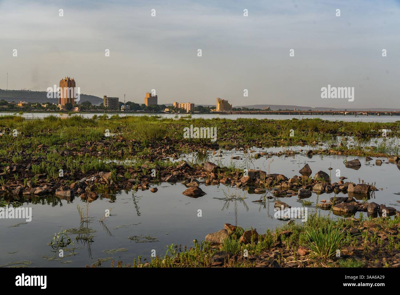 Bamako, Mali. 31 maggio 2017. Vista del fiume Niger durante la stagione calda a Bamako dalla riva destra della capitale maliana, 31 maggio 2017. Il basso livello dell'acqua del fiume lascia il posto a grandi giardini per il giardinaggio del mercato. Di fronte sulla riva sinistra si possono vedere due grandi edifici: Sulla sinistra, la torre della Banca centrale degli Stati dell'Africa Occidentale (BCEAO) e sulla destra, l'Hotel de l'amitie. - 31/05/2017 - Mali/Bamako District/Bamako - Nicolas Remene/le Pictorium credito: LE PICTORIUM/Alamy Live News Foto Stock