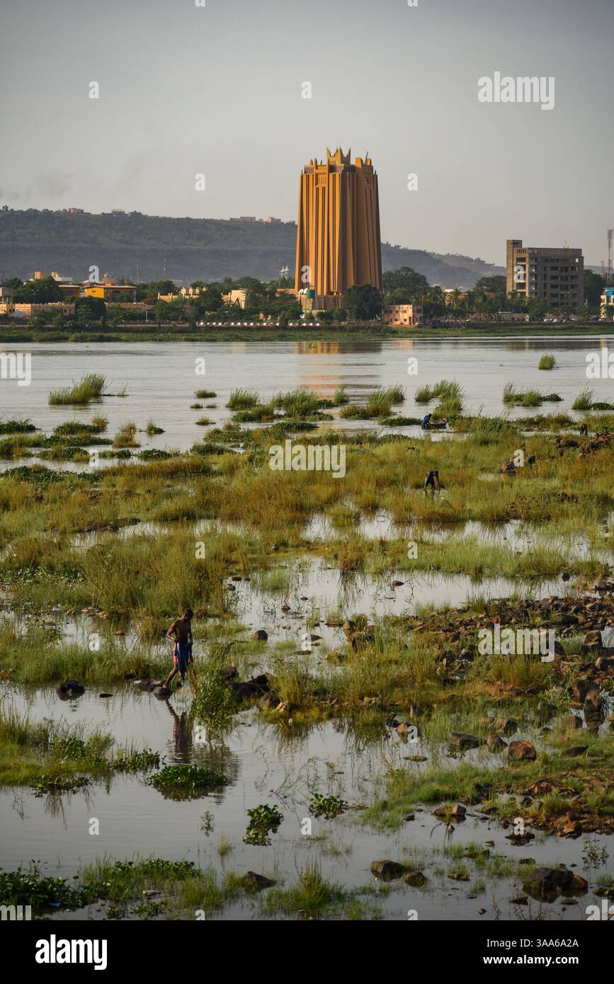 Bamako, Mali. 31 maggio 2017. Vista del fiume Niger durante la stagione calda a Bamako dalla riva destra della capitale maliana, 31 maggio 2017. Un uomo sta lavando i suoi vestiti nel fiume, che ha un flusso e un livello molto bassi durante la stagione calda. Di fronte alla riva sinistra, si può vedere la torre della Banca centrale degli Stati dell'Africa occidentale (BCEAO). - 31/05/2017 - Mali/Bamako District/Bamako - Nicolas Remene/le Pictorium credito: LE PICTORIUM/Alamy Live News Foto Stock