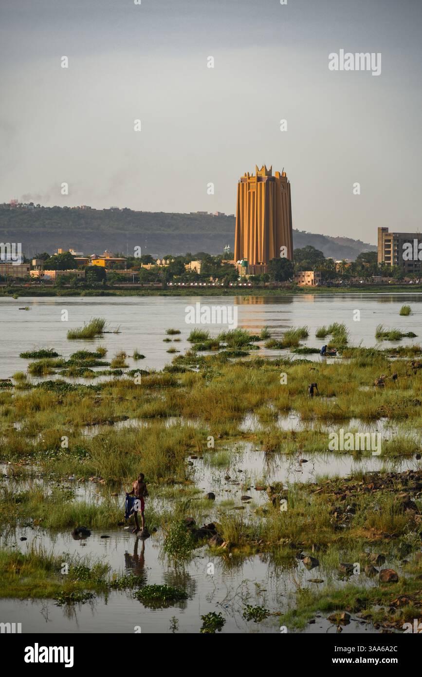 Bamako, Mali. 31 maggio 2017. Vista del fiume Niger durante la stagione calda a Bamako dalla riva destra della capitale maliana, 31 maggio 2017. Un uomo sta lavando i suoi vestiti nel fiume, che ha un flusso e un livello molto bassi durante la stagione calda. Di fronte alla riva sinistra, si può vedere la torre della Banca centrale degli Stati dell'Africa occidentale (BCEAO). - 31/05/2017 - Mali/Bamako District/Bamako - Nicolas Remene/le Pictorium credito: LE PICTORIUM/Alamy Live News Foto Stock