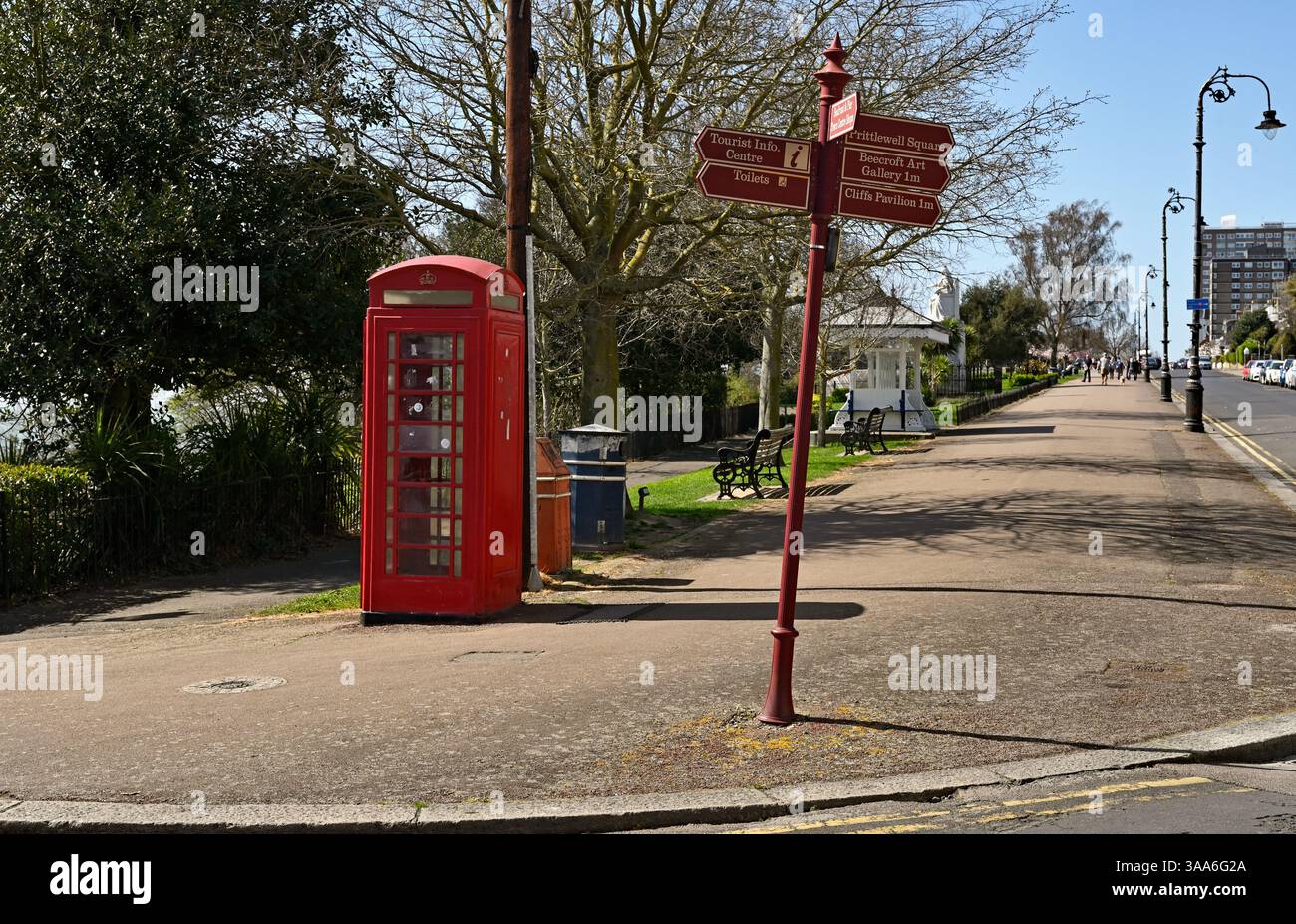 30 marzo 2025. Telefono rosso e cartello vecchio stile a Cliffton Terrace, Southend on Sea, città di Southend. Foto Stock
