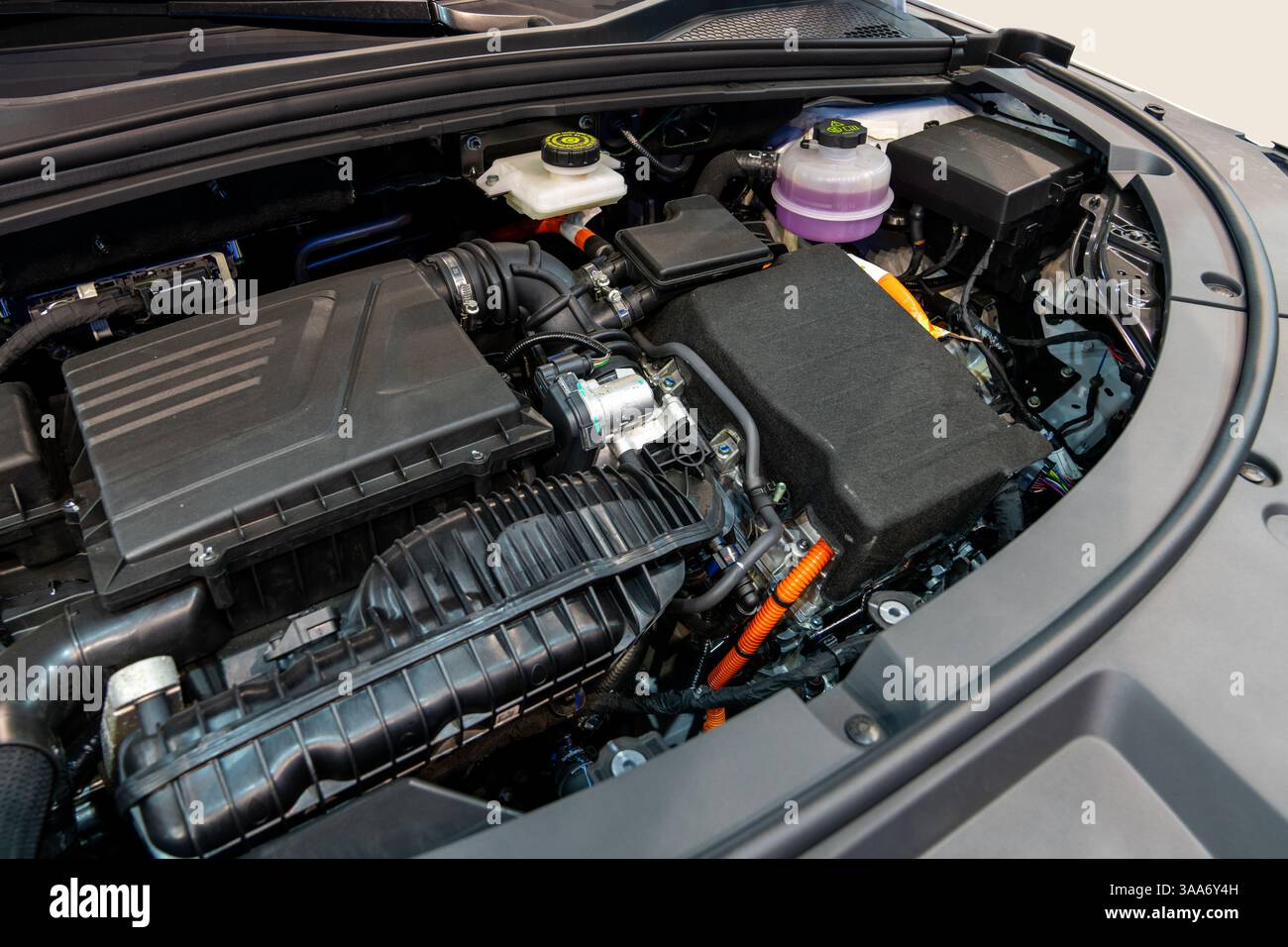 Auto Hybryd con cofano aperto. Primo piano dell'invertitore e del motore. Foto Stock