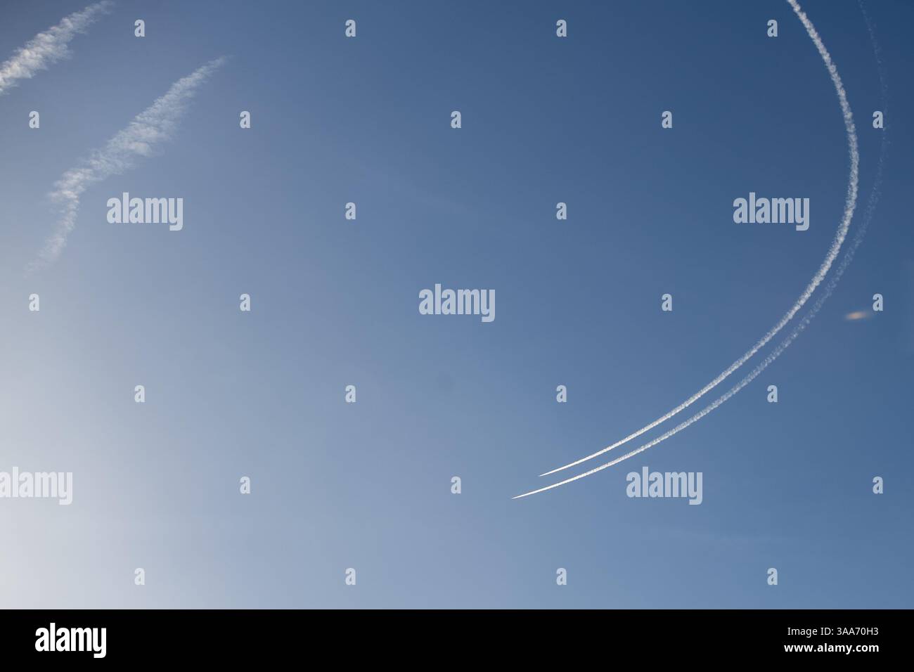 LEEUWARDEN - gli aerei militari disegnano percorsi di condensazione sulla Frisia durante l'esercitazione dell'aeronautica NATO presso la base aerea di Leeuwarden. L'esercitazione annuale della Royal Air Force, normalmente chiamata Frisone Flag, è organizzata per la NATO quest'anno e si chiama Ramstein Flag. ANP JILMER POSTMA netherlands Out - belgio Out Foto Stock