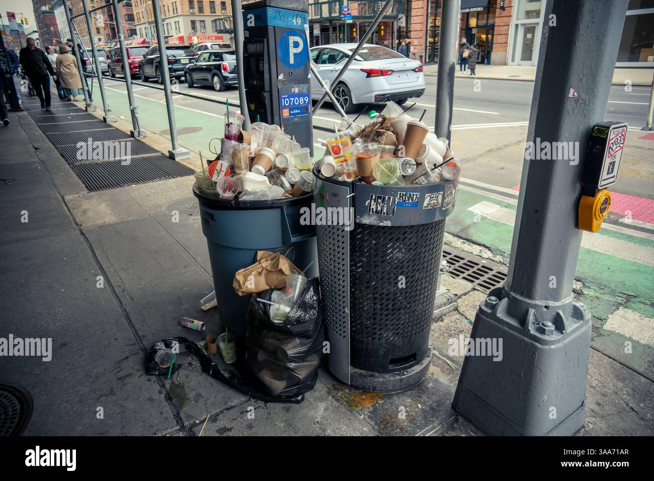 Sabato 22 marzo 2025, a Chelsea, New York, si trovano i ricoveri della spazzatura stradale. (© Richard B. Levine) Foto Stock