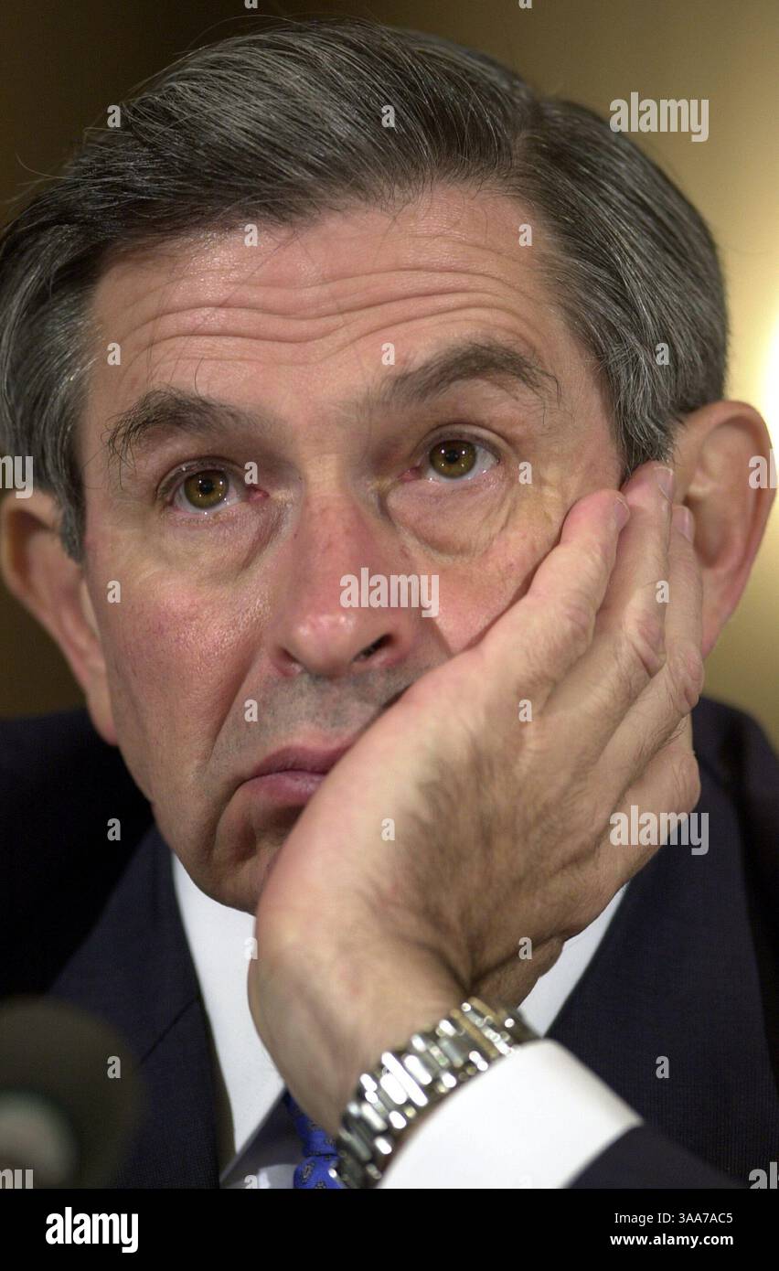 18 maggio, Washington DC, Stati Uniti d'America - Paul D. Wolfowitz, ponendo fine a un furore sul favoritismo che si è scatenato in una lotta globale contro la leadership americana, ha annunciato le sue dimissioni da presidente della Banca Mondiale giovedì sera dopo che il Consiglio di amministrazione della banca ha accettato la sua affermazione secondo cui i suoi errori in banca sono stati commessi in buona fede. La decisione è arrivata quattro giorni dopo che un comitato investigativo speciale della banca ha concluso che aveva violato il suo contratto violando le regole etiche e disciplinari nell'organizzare il generoso pacchetto retributivo e promozionale per Shaha Ali Riza, suo compagno, nel 2005. NELLA FOTO: 11 luglio 2002; lavaggio Foto Stock