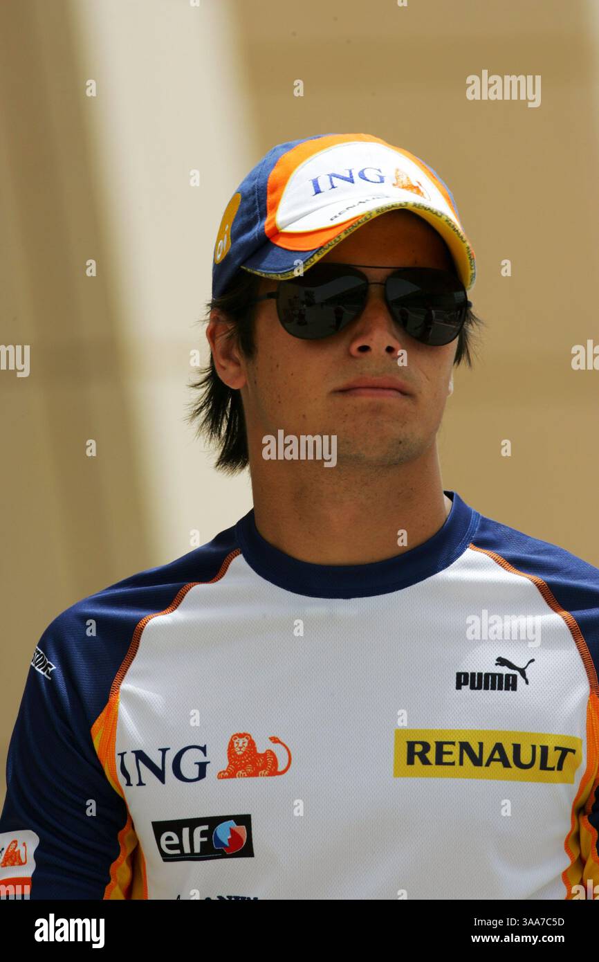 12 apr 2007 - Bahrein, Bahrein - Nelson Piquet Jr. (BRA) test driver Renault (sinistra). Campionato del mondo di Formula uno, fermata 3 sul Circut, preparativi per il Gran Premio del Bahrain, circuito internazionale del Bahrain. (Immagine di credito: © Sutton Motorsports/ZUMA Press) RESTRIZIONI: SOLO DIRITTI del Nord e del Sud America! Foto Stock