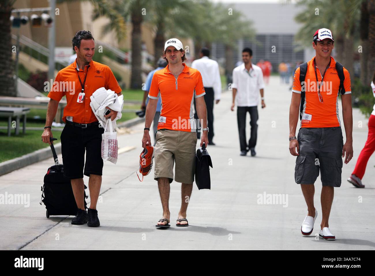12 apr 2007 - Bahrein, Bahrein - Markus Winkelhock (GER) Spyker test driver (Centre) e Adrian Sutil (GER) Spyker F8-VII (destra). Campionato del mondo di Formula uno, fermata 3 sul Circut, preparativi per il Gran Premio del Bahrain, circuito internazionale del Bahrain. (Immagine di credito: © Sutton Motorsports/ZUMA Press) RESTRIZIONI: SOLO DIRITTI del Nord e del Sud America! Foto Stock
