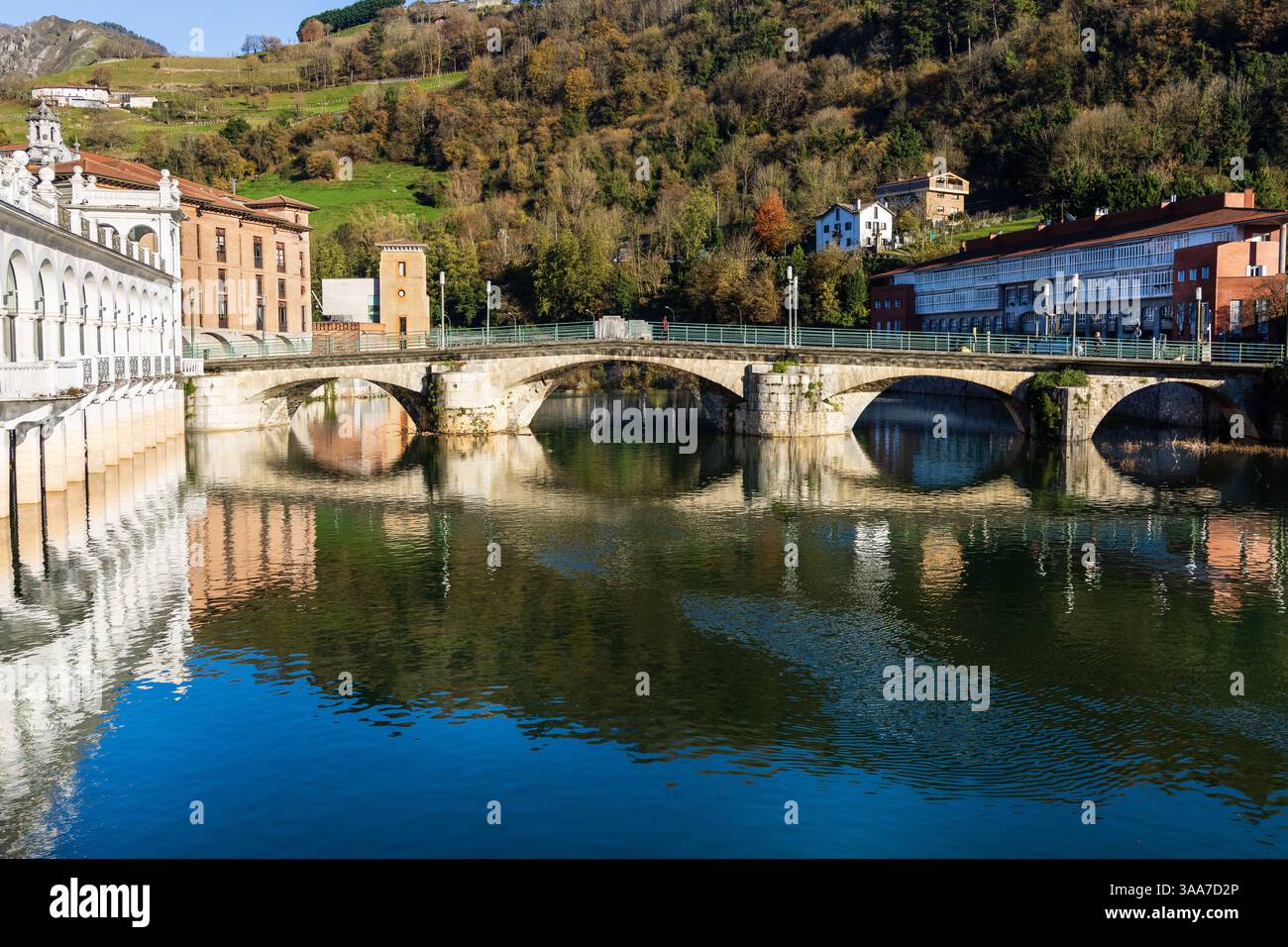 Ponte Navarra, un ponte di pietra che attraversa il fiume Oria, costruito nel XIII secolo. Città vecchia di Tolosa, Guipúzcoa, Paesi Baschi, Spagna settentrionale. Foto Stock