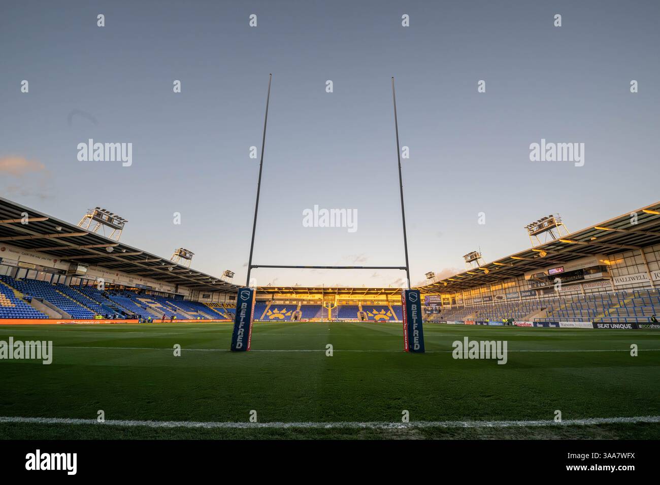 WARRINGTON, INGHILTERRA - 28 MARZO 2025: Una vista generale dell'Halliwell Jones Stadium, sede dei Warrington Wolves in vista del Betfred Super League Round Foto Stock