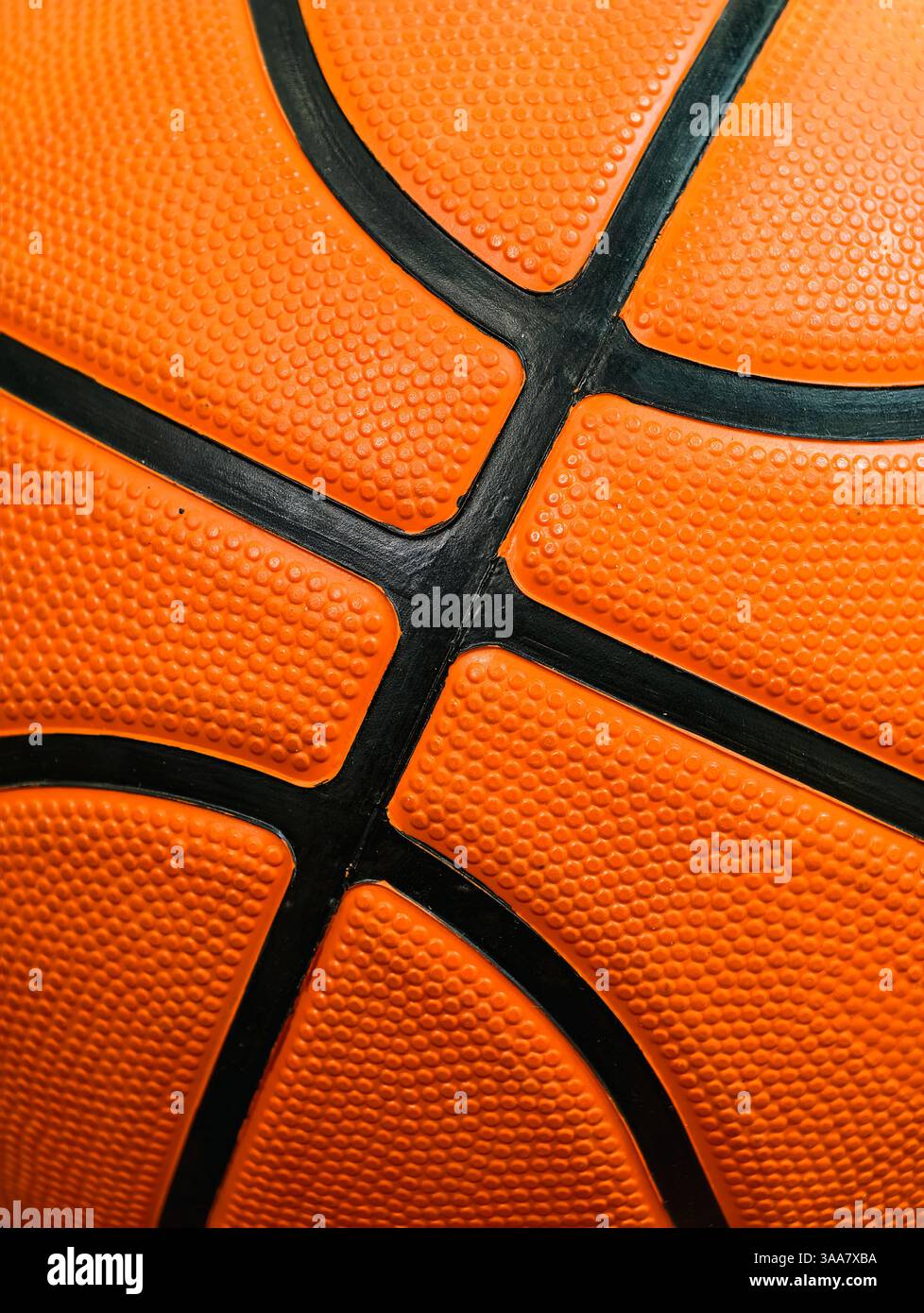 Primo piano di una superficie arancione testurizzata da pallacanestro con linee nere attrezzature sportive Macro Fotografia tema atletico sfera fuoco di gioco attività ricreative riprese di scorta vivaci e dettagliate Foto Stock