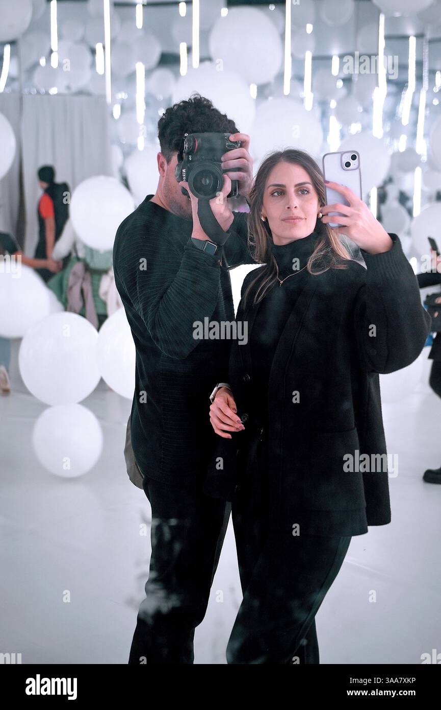 ROMA, ITALIA - MARZO 28: Museo delle mongolfiere a Roma. HYPERSTUDIO CON MAURO pace INVISIBLE Ballet l'Invisible Ballet incarna l'essenza dell'aria e del movimento, progettato per essere il fulcro di uno spazio coinvolgente e interattivo. Al centro c'è la forma circolare ed elicoidale che imita la forma di un tornado; un vortice scultoreo progettato per creare un caos organico di particelle in movimento. I visitatori si trovano al centro della forza serena ma potente del vortice, mentre l'installazione gioca con la dicotomia del rumore bianco e del silenzio, passando tra momenti di vista e uditiva Foto Stock