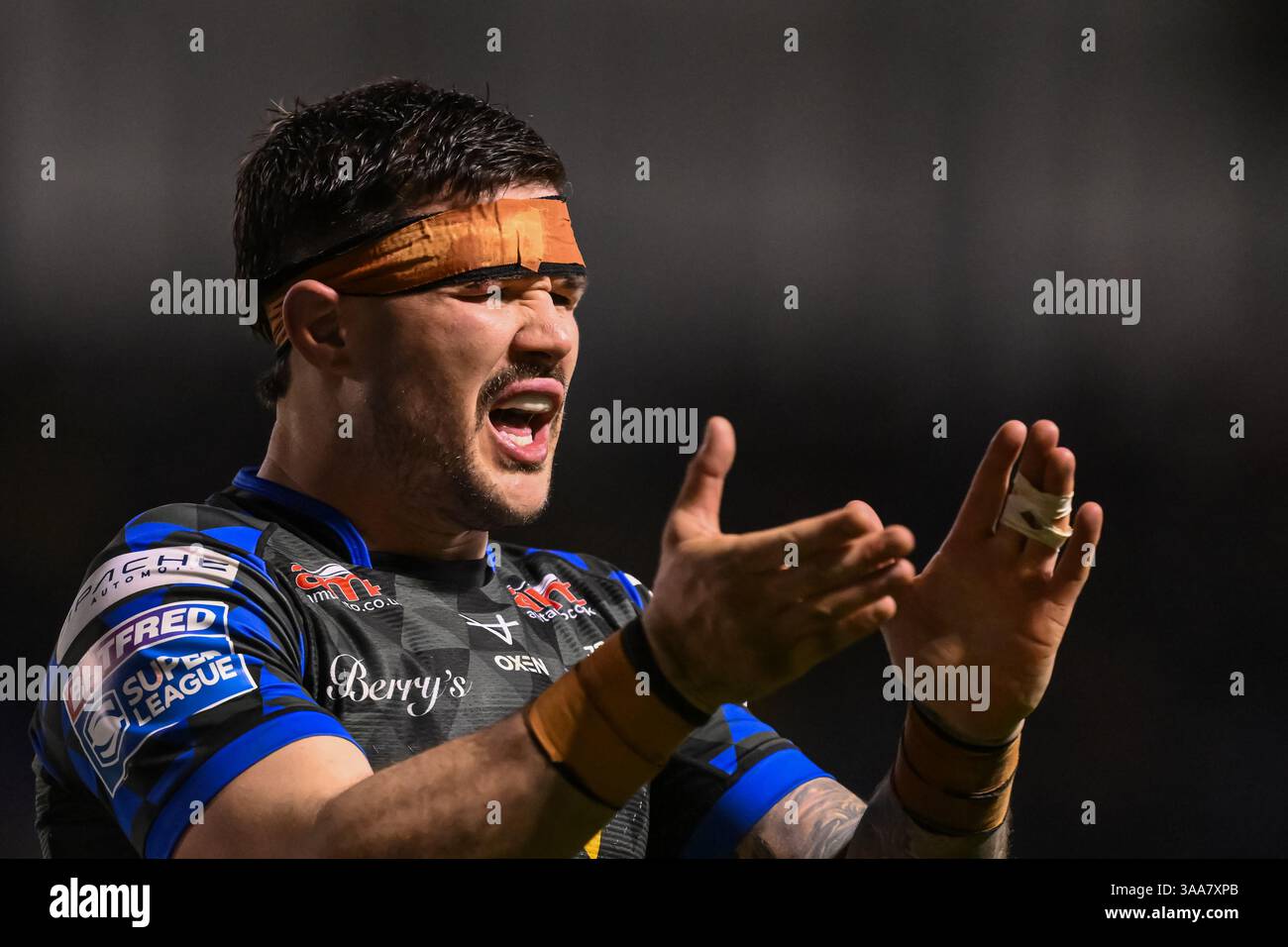 WARRINGTON, INGHILTERRA - 28 MARZO 2025: James Bentley di Leeds Rhinos applaude la sua squadra durante il Betfred Super League Round 6 Warrington Wolves contro LEED Foto Stock