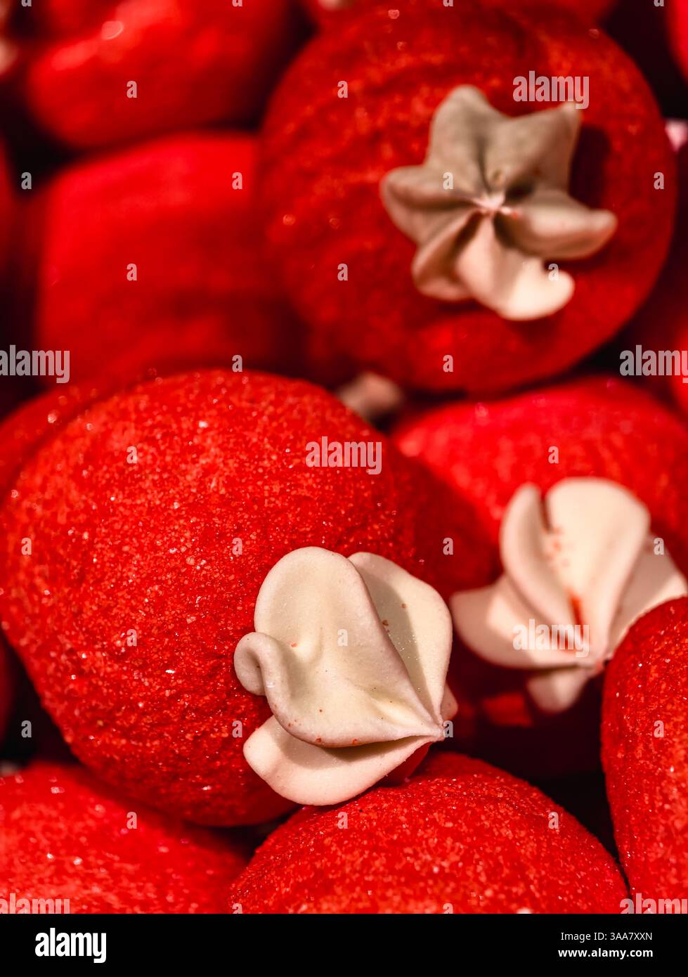 Caramelle di marshmallow a forma di fragola rossa dessert dolci Macro Fotografia delizie per bambini e adulti feste snack Food Holiday Confectionery Foto Stock