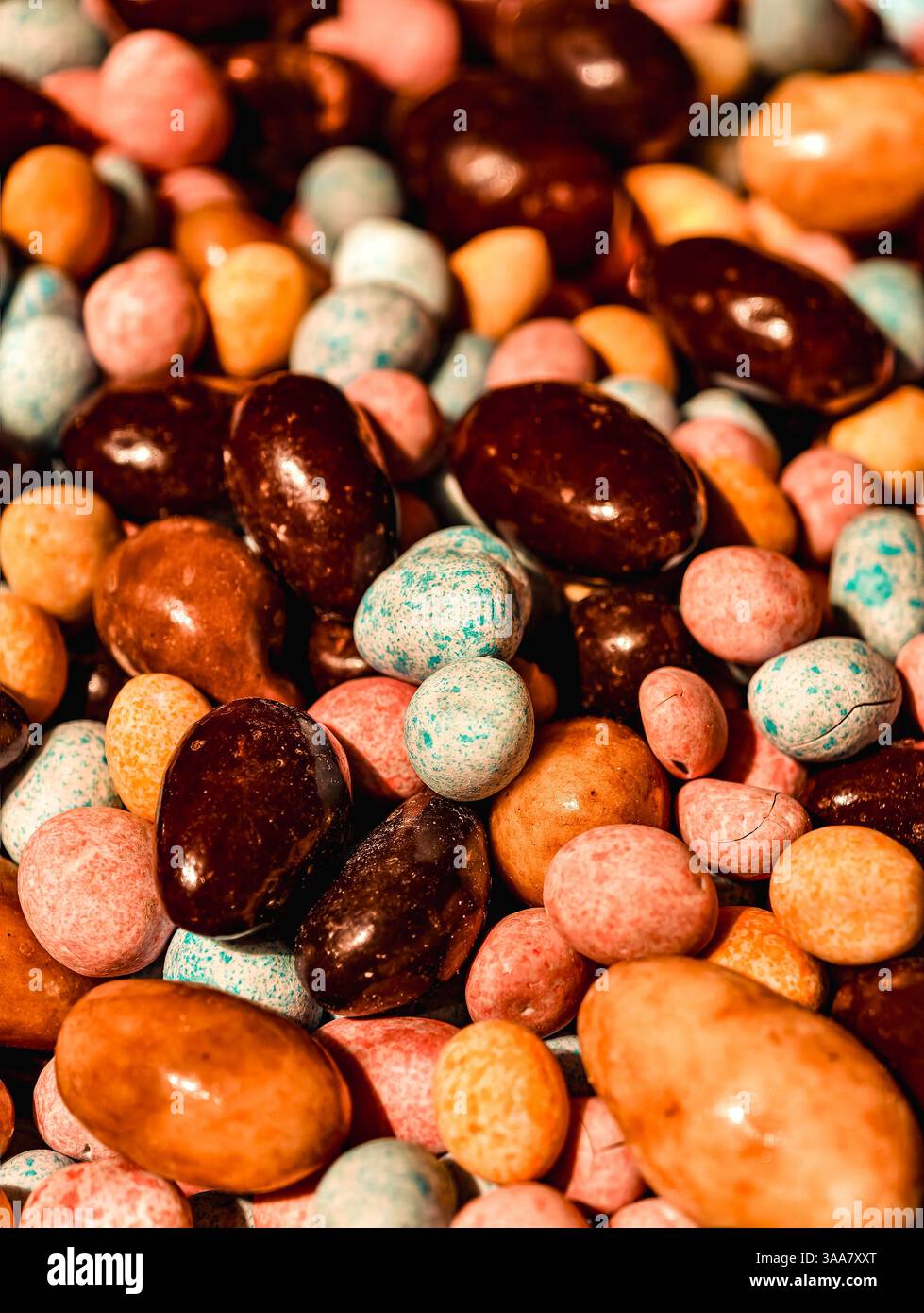 Noci ricoperte di cioccolato assortiti e cioccolatini ricoperti di caramelle Dolce colorate Macro Fotografia delizioso dessert snack per bambini e adulti Foto Stock