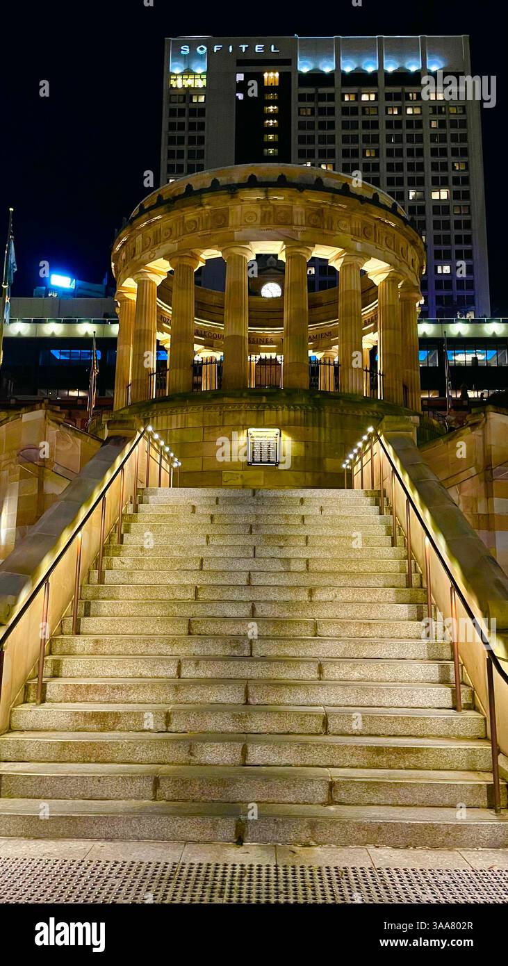 Gradini che conducono al Monumento al Santuario della memoria di Brisbane, Queensland, Australia illuminati di notte - Immagine stock catturata con smartphone