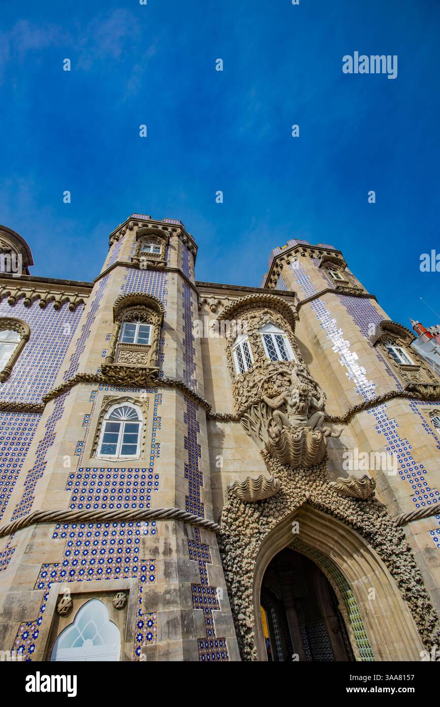 Tuffati nei dettagli intricati dell'architettura romanticista al Palazzo Nazionale di pena a Sintra, Portogallo, con le sue vivaci piastrelle e il suo scul Foto Stock