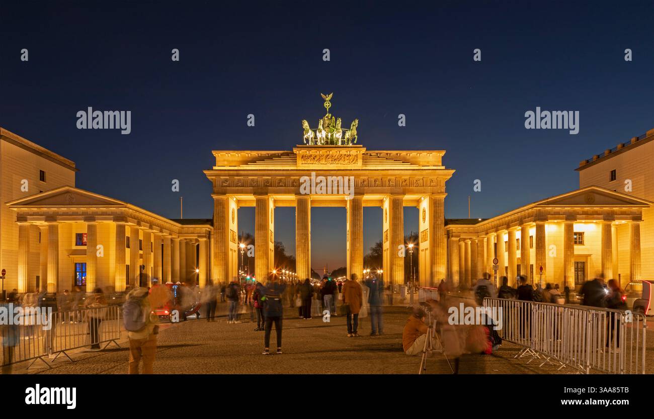 Porta di Brandeburgo illuminata, ora blu, Berlino, Germania Foto Stock