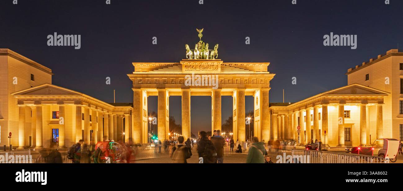 Porta di Brandeburgo illuminata, ora blu, Berlino, Germania Foto Stock