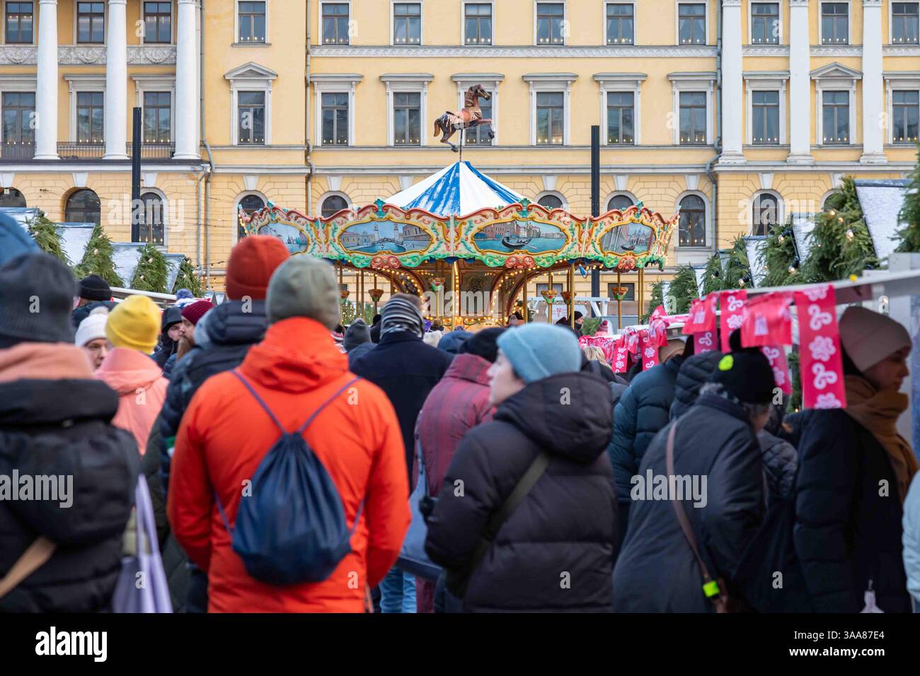 Persone al mercato di Natale di Helsinki, noto anche come Tuomaan markkinat, nella affollata Piazza del Senato di Helsinki, Finlandia Foto Stock