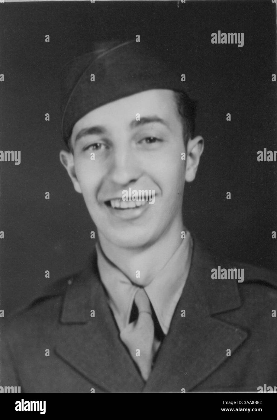 Il soldato dell'esercito degli Stati Uniti Bertrand G. Hill, 17 anni, ha completato l'addestramento di base presso l'Anti-Aircraft Replacement Training Center di Fort Bliss, Texas. Foto Stock