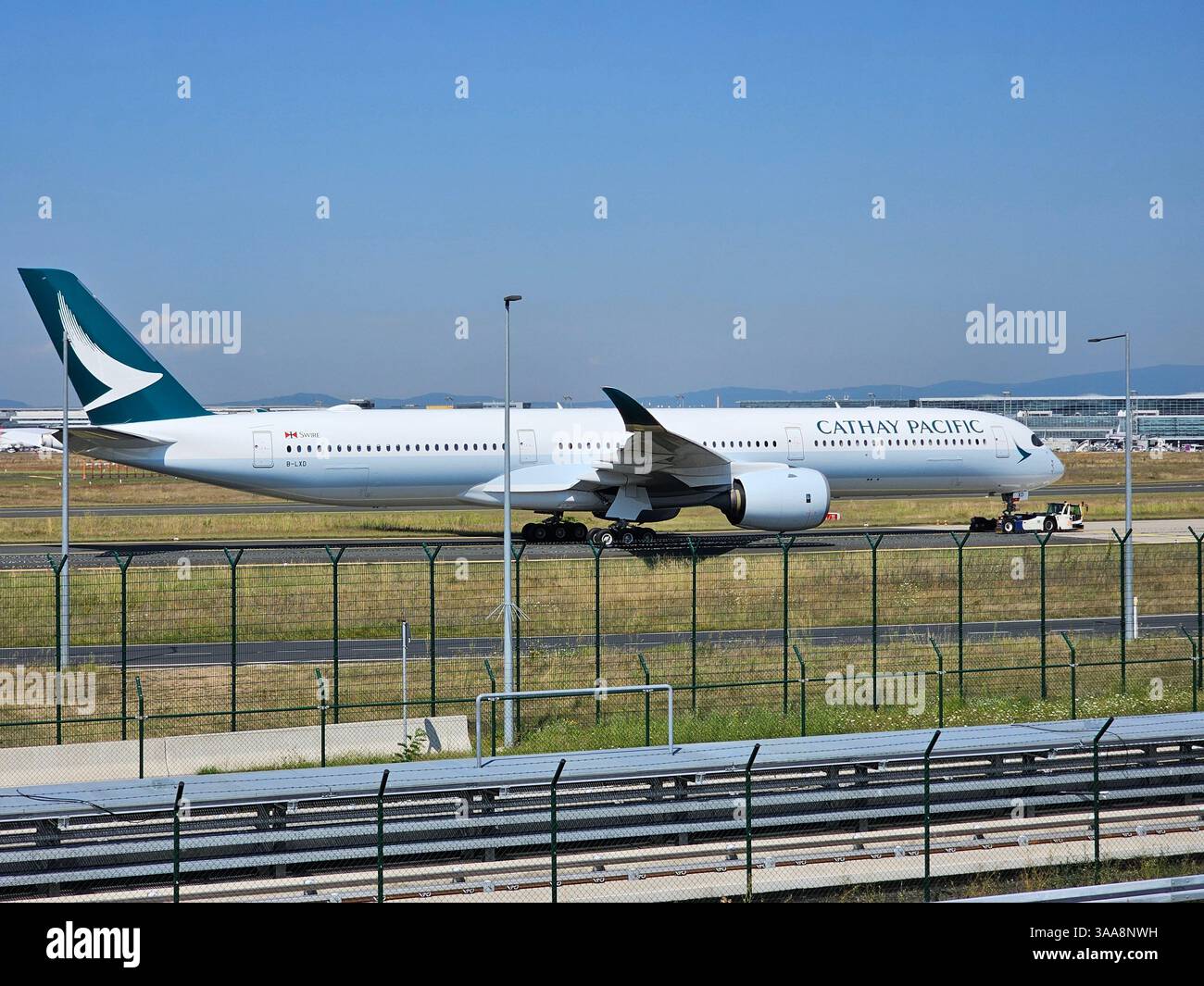 Francoforte, Assia, Germania - 13 agosto 2024: Cathay Pacific Airbus A350-1041 B-LXD fra Frankfurt Airport Foto Stock